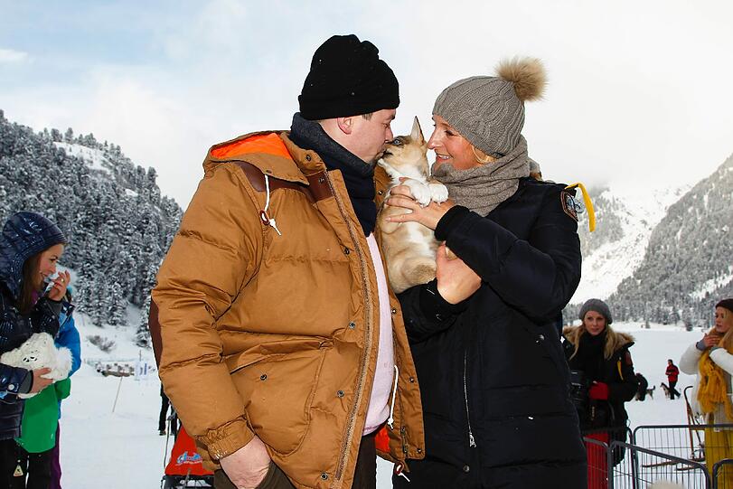 Ein Bussi für den Hund: TV-Koch Tim Mälzer mit seiner Freundin Nina beim 4. Tirol Cross Mountain in Kühtai.