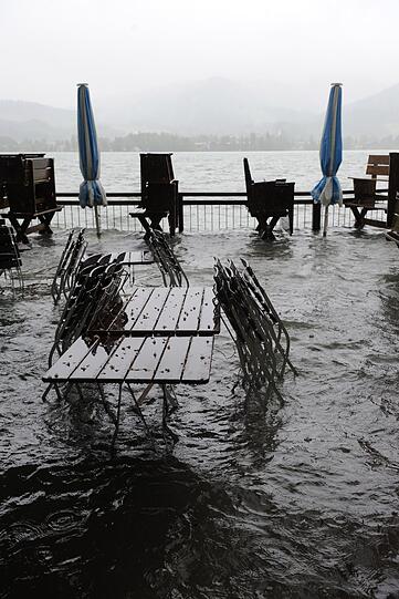 Statt am Tegernsee liegt dieser Biergarten heute wohl eher im See.