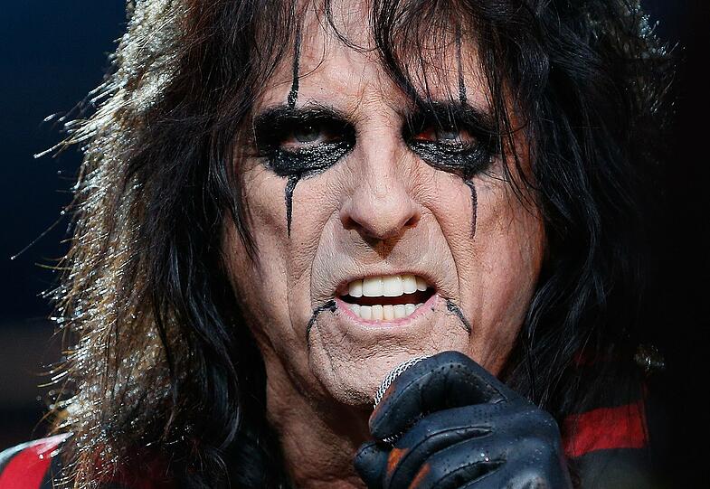 Schlammcatchen zum Abschluss: Am frühen Sonntagmorgen
dröhnten die letzten Töne des 24. Wacken Open Air (W:O:A) über das
knapp 220 Hektar großen Festivalgelände. Höhepunkt zum Abschluss war der Auftritt von Schockrocker Alice Cooper. Die Bilder vom letzten Tag!