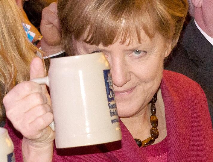 Josef Schmid und Angela Merkel stoßen auf den Endspurt im Münchner OB-Wahlkampf an.