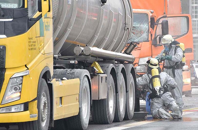 Bilder vom Unfall auf der A99: Mehrere Hundert Liter einer Abfall-Flüssigkeit sind ausgelaufen &ndash; die Autobahn musste zeitweise komplett gesperrt werden.