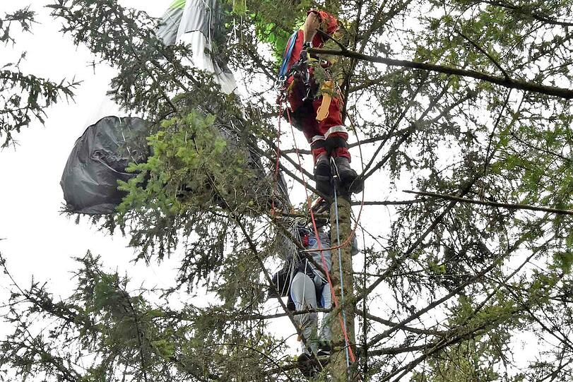 Der 16-jährige Fallschirmspringen hatte wohl ein paar Schutzengel auf seiner Seite.