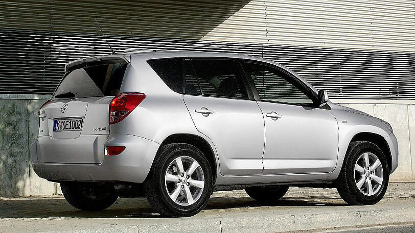 Der Toyota RAV4 mischt erfolgreich bei den Allrad-SUV mit, hier ein Exemplar aus dem Jahr 2008.
