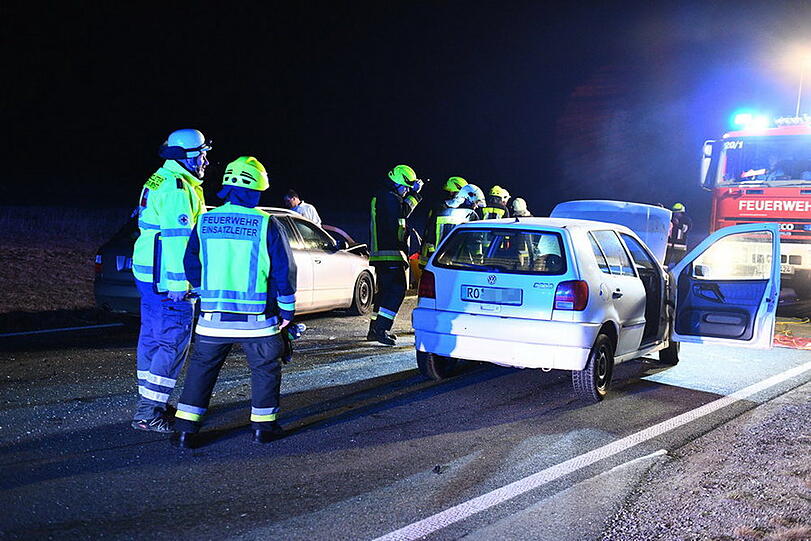 Beim Unfall in Grabenstätt erlitten drei Personen Verletzungen. Die Bilder von der Landstraße.
