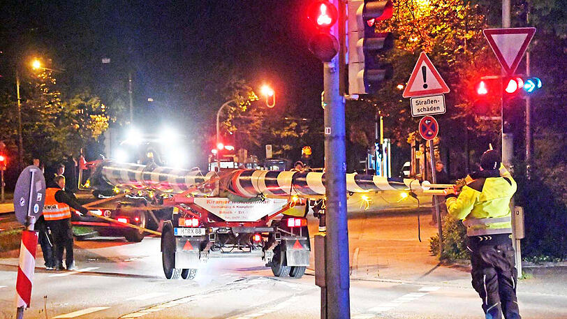 Der ehemals gestohlene Maibaum des Viktualienmarkts wurde am Montagmorgen gegen 3 Uhr zurück nach München gebracht.