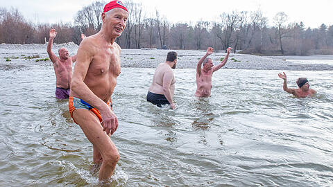 Vollkommen abgehärtet: Wolfgang Merkel (82) beim Isar-Anschwimmen am Flaucher