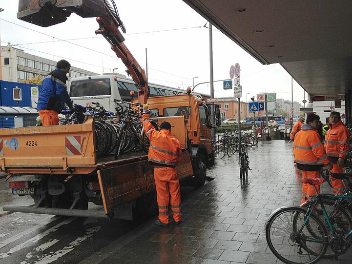 Hier an der Arnulfstraße räumt die Stadt alte Schrottradl ab, die im Weg stehen.