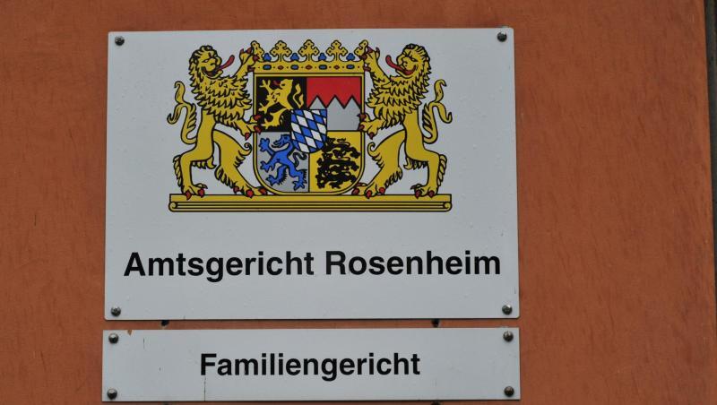 Drei Schilder: "Amtsgericht Rosenheim", "Familiengericht" und "Betreuungsgericht" hängen an einer Wand. Foto: Peter Kneffel/Archiv Drei Schilder: "Amtsgericht Rosenheim", "Familiengericht" und "Betreuungsgericht" hängen an einer Wand. Foto: Peter Kneffel/Archiv
