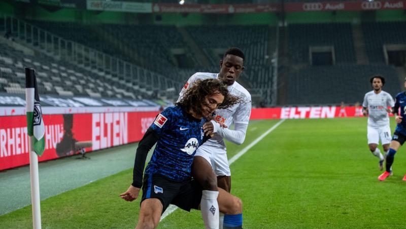 Herthas Matteo Guendouzi schirmt den Ball gegen Gladbachs Denis Zakaria ab.