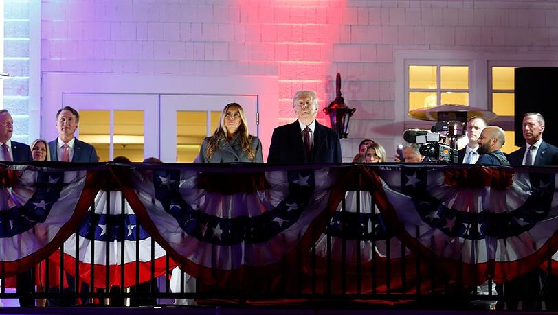 Melania und Donald Trump betrachten das Feuerwerk, das zu Ehren seiner Amtseinführung am Samstag in Washington veranstaltet wurde.