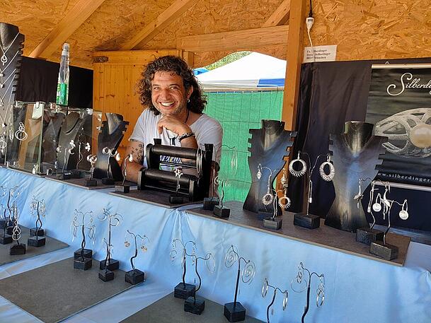 Stefan Selbertinger verkauft handgefertigten Silberschmuck. Stefan Selbertinger verkauft handgefertigten Silberschmuck.
