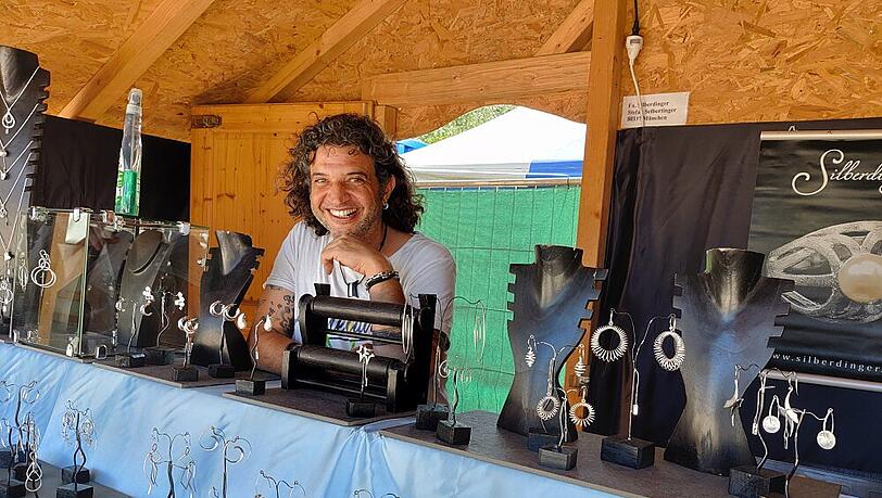 Stefan Selbertinger verkauft handgefertigten Silberschmuck. Stefan Selbertinger verkauft handgefertigten Silberschmuck.