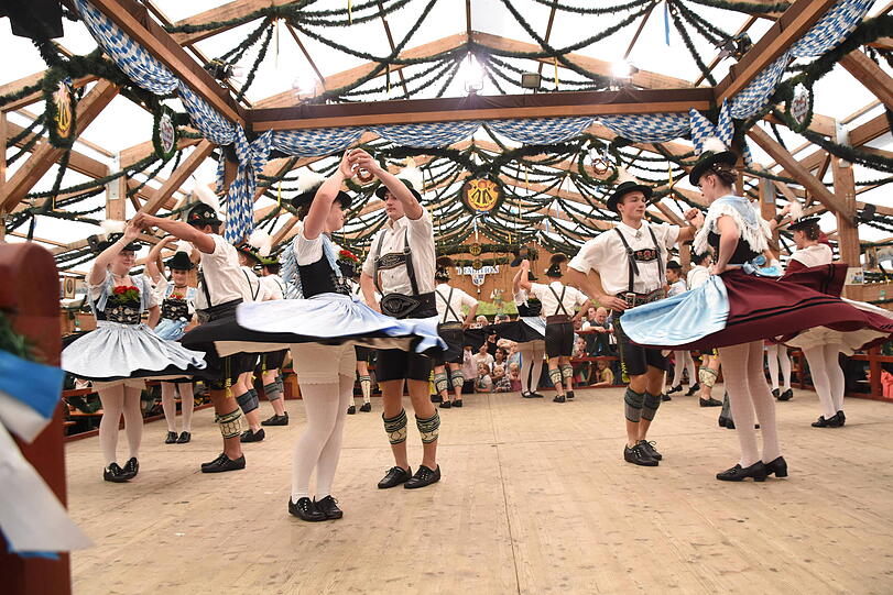 Eine Trachtentanz-Gruppe im Festzelt Tradition auf der Oidn Wiesn 2024.