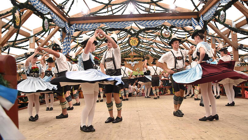 Eine Trachtentanz-Gruppe im Festzelt Tradition auf der Oidn Wiesn 2024.