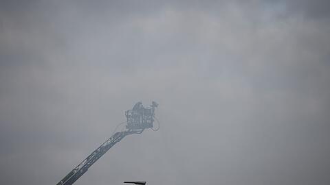 Auch am Vormittag nach dem Feuer k&auml;mpfte die Feuerwehr gegen Glutnester.