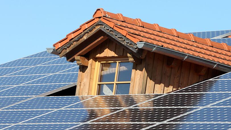Solaranlagen liefern zuverlässig Strom - sollte die Förderung aber gestrichen werden, könnte dies den Ausbau auch in Bayern massiv ausbremsen. (Illustration) Solaranlagen liefern zuverlässig Strom - sollte die Förderung aber gestrichen werden, könnte dies den Ausbau auch in Bayern massiv ausbremsen. (Illustration)