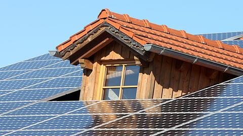 Solaranlagen liefern zuverl&auml;ssig Strom - sollte die F&ouml;rderung aber gestrichen werden, k&ouml;nnte dies den Ausbau auch in Bayern massiv ausbremsen. (Illustration)
