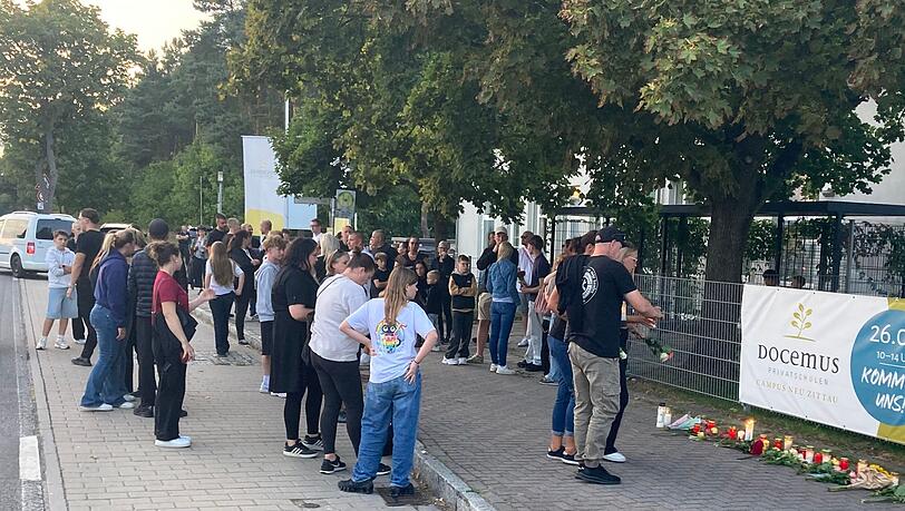 An einer Schule sind am Donnerstag zwei Menschen getötet worden. An einer Schule sind am Donnerstag zwei Menschen getötet worden.