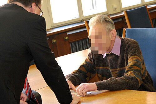 Leidet an Depressionen und Wahnvorstellungen: Hans-Kurt R. (67) mit seinem Verteidiger Harald Strassner.