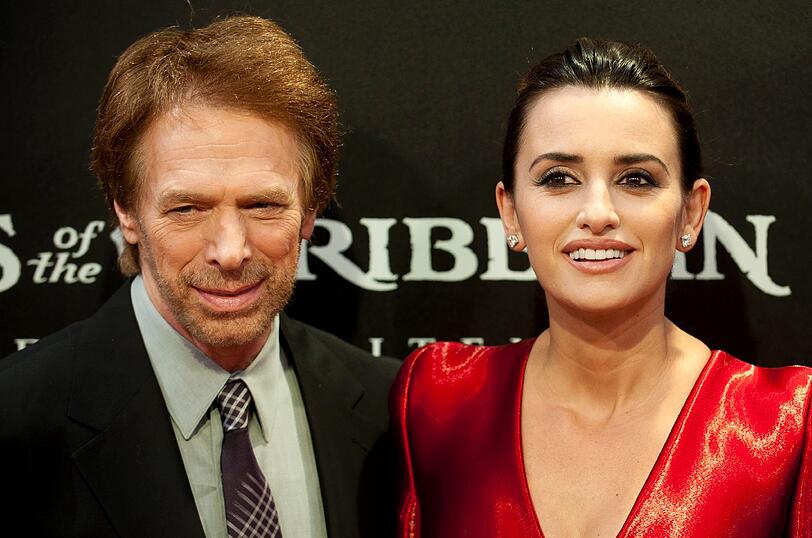 Hier posiert Penélope Cruz  mit Produzent Jerry Bruckheimer für die Fotographen.