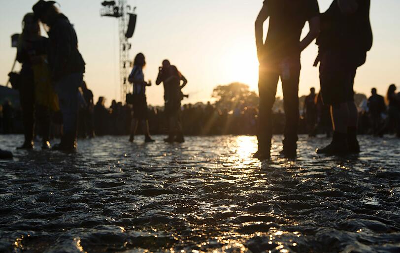 Romantisch: Die untergehende Sonne spiegelt sich im Knöchel tiefen Wasser auf dem Feld.
