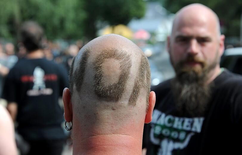 Dieser Heavy-Metal-Fan hat sich extra eine W:O:A-Frisur zugelegt.