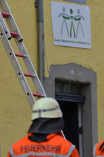 In den Flammen kamen mindestens acht Menschen ums Leben. Die Bilder von den Löscharbeiten.