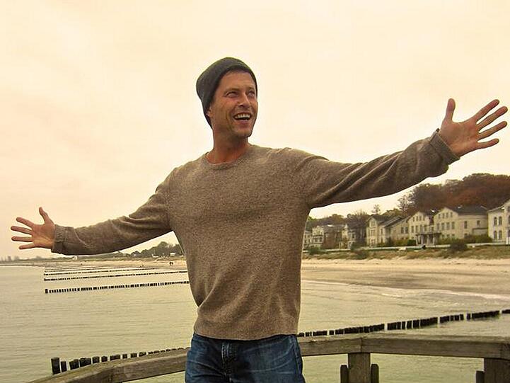 Til Schweiger zeigt sich ausgelassen auf Facebook
