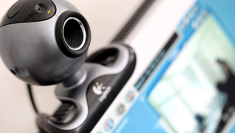 Per Webcam wkann sexueller Missbrauch an Kindern inzwischen in die ganze Welt übertragen werden. Zuseher machen sich genauso Strafbar, wie die Täter. Per Webcam wkann sexueller Missbrauch an Kindern inzwischen in die ganze Welt übertragen werden. Zuseher machen sich genauso Strafbar, wie die Täter.