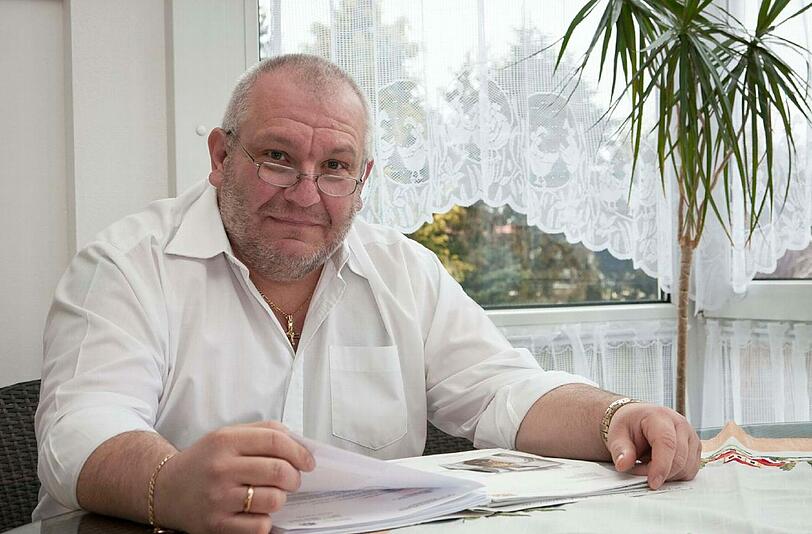 Manfred Gmeinwieser in seiner Wohnung in Germering: Drei Jahre lang hofft er, dass seine Krankheit anerkannt wird. Jetzt hat er endlich Erfolg.