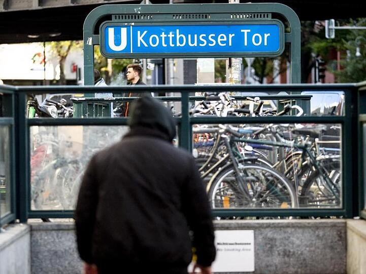 Ein Mann geht eine Treppe zum U-Bahnhof Kottbusser Tor hinunter (Archiv). Ein vermeintlicher Tatverdächtiger ist nach dem tödlichen Stoß eines 30-Jährigen vor eine U-Bahn wieder freigelassen worden.