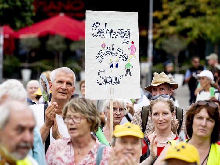 Fußgänger-Demonstration in Berlin: "Der Gehweg ist meine Spur". Tatsächlich machen Radfahrer in den Großstädten immer häufiger den Gehweg zum Radweg.