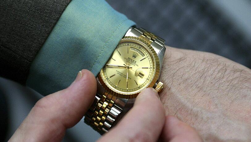 Dem Mann wurde die Rolex vom Handgelenk gezogen, als er in einem Lokal saß. (Symbolbild)