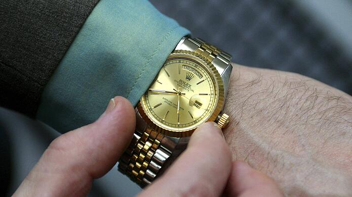 Dem Mann wurde die Rolex vom Handgelenk gezogen, als er der Angeklagten gerade den Weg zu einer Apotheke erklärte. (Symbolbild)