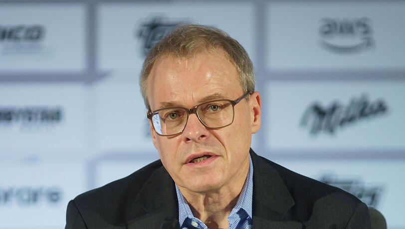 Der Ex-Schalke-Finanzchef Peter Peters kritisiert rückblickend den Deal mit dem russischen Sponsor Gazprom. Der Ex-Schalke-Finanzchef Peter Peters kritisiert rückblickend den Deal mit dem russischen Sponsor Gazprom.