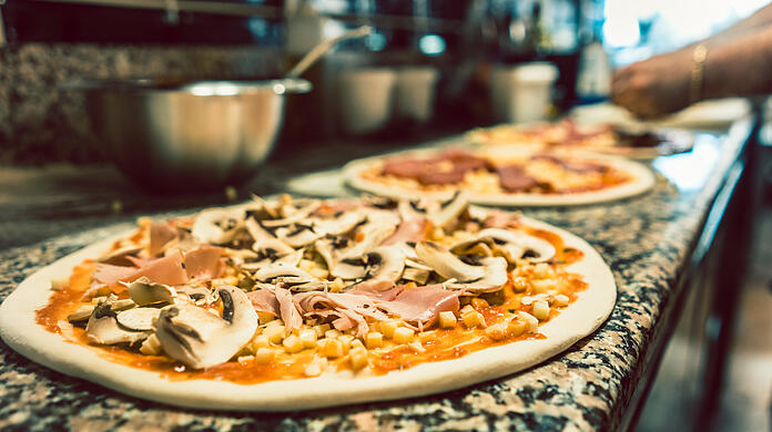 Frisch zubereitete Pizza.  (Symbolbild)