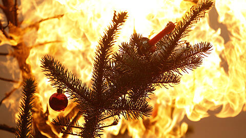 Echte Kerzen am Weihnachtsbaum sind Brandursache Nummer eins in den Tagen um Weihnachten und Neujahr. (Symbolbild)
