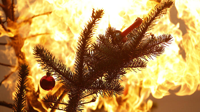 Echte Kerzen am Weihnachtsbaum sind Brandursache Nummer eins in den Tagen um Weihnachten und Neujahr. (Symbolbild)