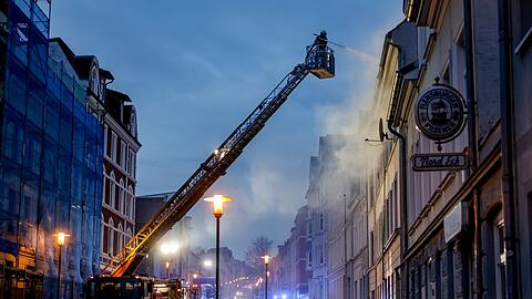 Die Feuerwehr ist beim Brand in der Flensburger Neustadt im Einsatz.