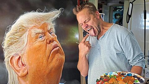 Bernhard Prinz ist kein Trump-Freund, wie auf diesem Foto unschwer zu erkennen ist. Bei seinen Porträt-Karikaturen achtet er aber stets darauf, alle Facetten einer Person einzufangen - vor allem die positiven Seiten.