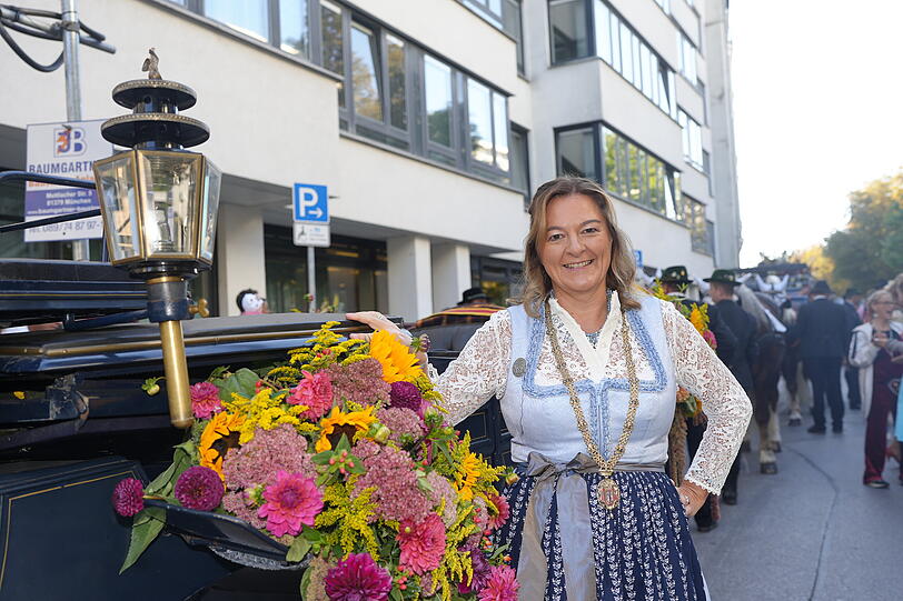 Wiesn-Stadträtin Anja Berger genießt das Flimmern in der Stadt am ersten Wiesn-Tag. Wiesn-Stadträtin Anja Berger genießt das Flimmern in der Stadt am ersten Wiesn-Tag.