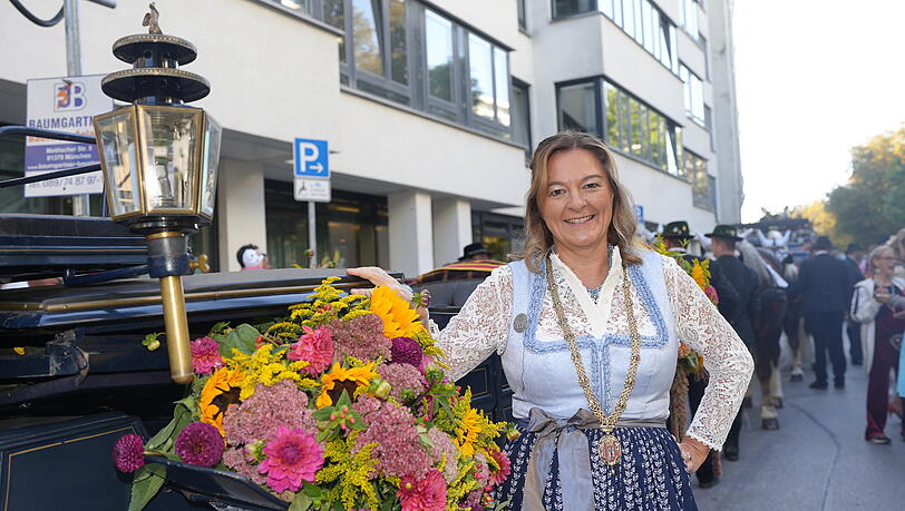 Wiesn-Stadträtin Anja Berger genießt das Flimmern in der Stadt am ersten Wiesn-Tag. Wiesn-Stadträtin Anja Berger genießt das Flimmern in der Stadt am ersten Wiesn-Tag.