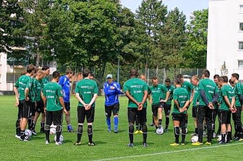 23 Profis konnte Fürths Traienr Mike Büskens (mit Mütze) gestern zum Trainingsauftakt begrüßen. Sami Allagui war nicht dabei.
