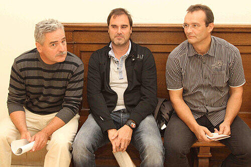 Wer nicht hören will, muss fühlen: Die Beamten Hans G. (47), Olaf M. (41), und Roland Z. (49) mussten den renitenten Temposünder bändigen. Am Montag waren sie als Zeugen vor Gericht.