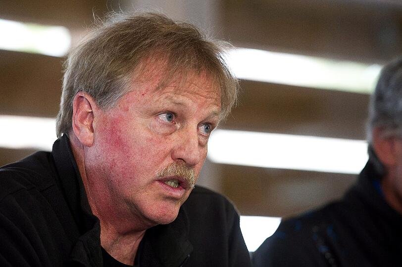 Bruno Durrer, Arzt bei Air Glacier, dem schweizerischen Rettungsdienst, spricht auf der Pressekonferenz