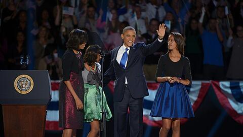 Sie bleiben die First Family: Barack Obama betritt mit Ehefrau Michelle und den Töchtern Sasha und Malia die Bühne in Chicago.