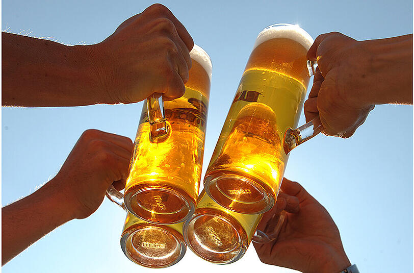 A wie Ablöschen mit Bier: Kein Grill-Artikel ohne diese Glaubensfrage. Darf man natürlich. Bringt aber nichts. Und ist nicht ratsam, weil meist Holzkohlestaub aufs Fleisch gerät.