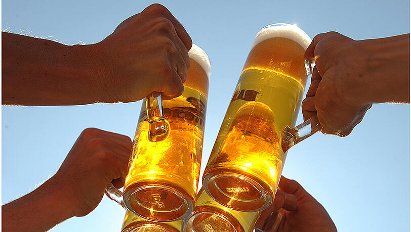 A wie Ablöschen mit Bier: Kein Grill-Artikel ohne diese Glaubensfrage. Darf man natürlich. Bringt aber nichts. Und ist nicht ratsam, weil meist Holzkohlestaub aufs Fleisch gerät.