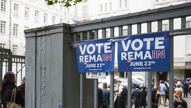 Am "B-Day" (Brexit-Day) öffnen um acht Uhr (MESZ) die Wahllokale, ehe sie 15 Stunden später wieder schließen. Am "B-Day" (Brexit-Day) öffnen um acht Uhr (MESZ) die Wahllokale, ehe sie 15 Stunden später wieder schließen.
