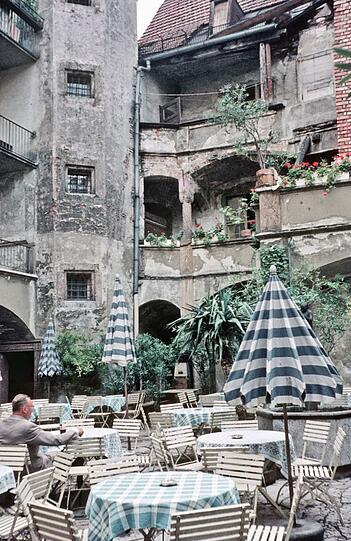 1952: Dieser Herr genießt die mittelalterliche Romantik im Innenhof des Weinstadls, der mit seinem bröckelndem Charme durchaus zu bestechen weiß.